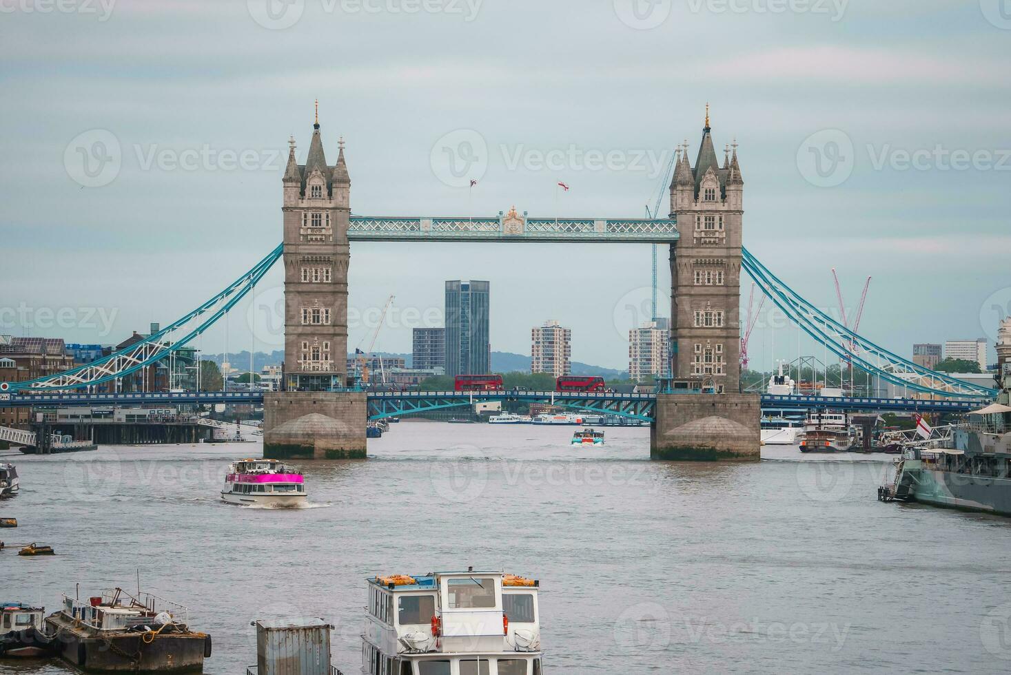 Torre ponte nel Londra, il UK. tramonto con bellissimo nuvole. foto