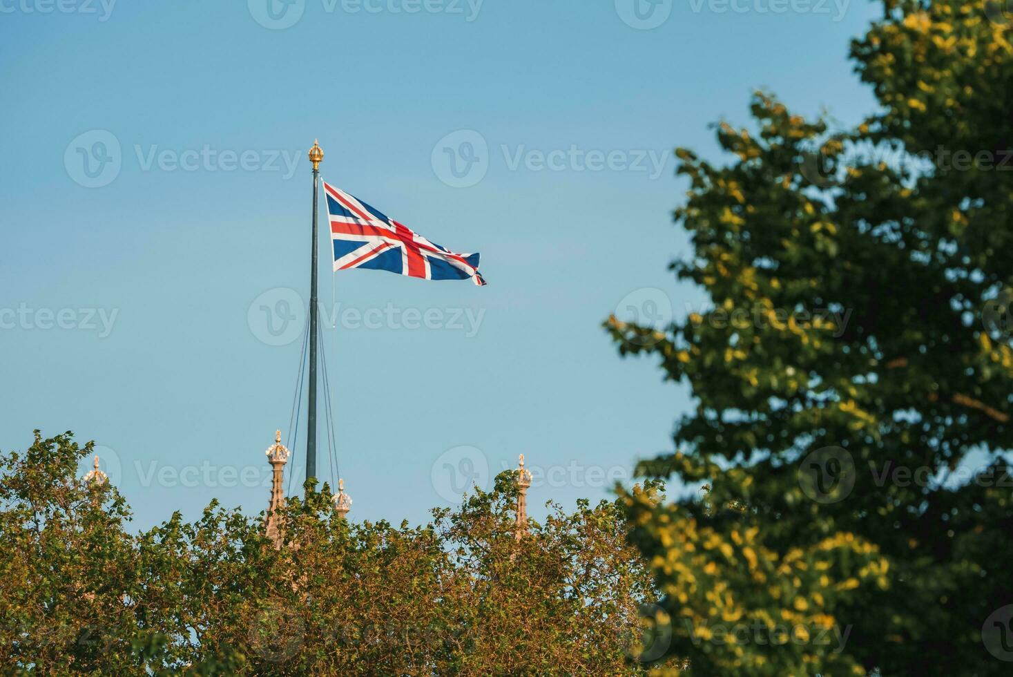 UK bandiera con grande Ben e Casa di parlamento nel il sfondo foto
