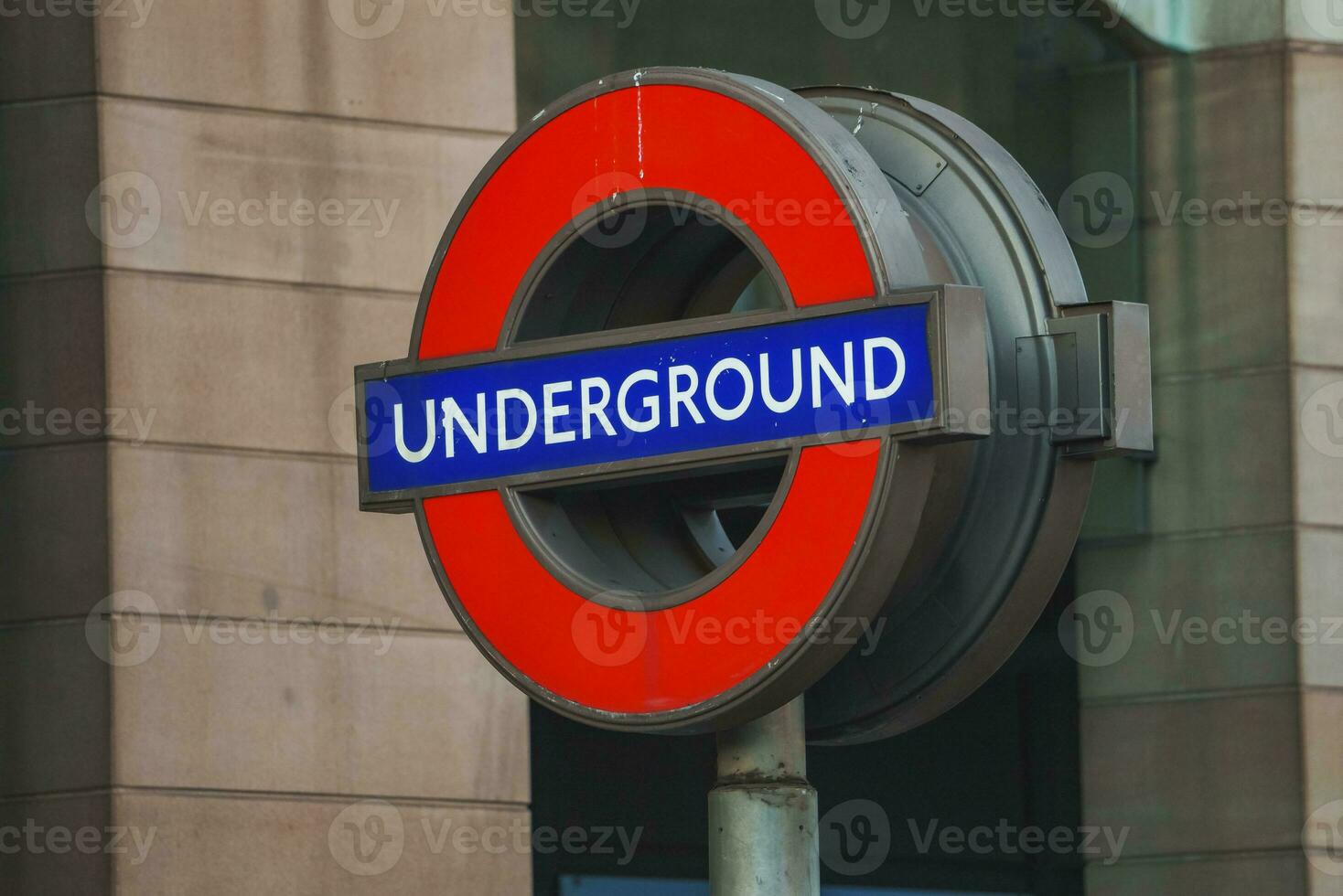 rosso logo con metropolitana testo nel Londra foto