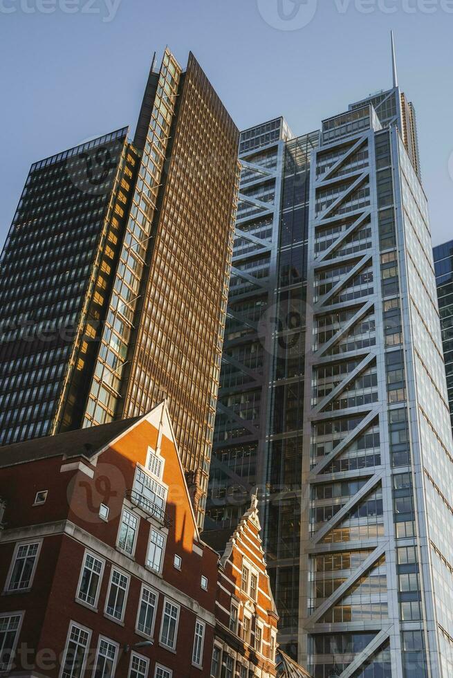 Basso angolo Visualizza di uno Bishopgate e airone Torre con blu cielo nel sfondo foto