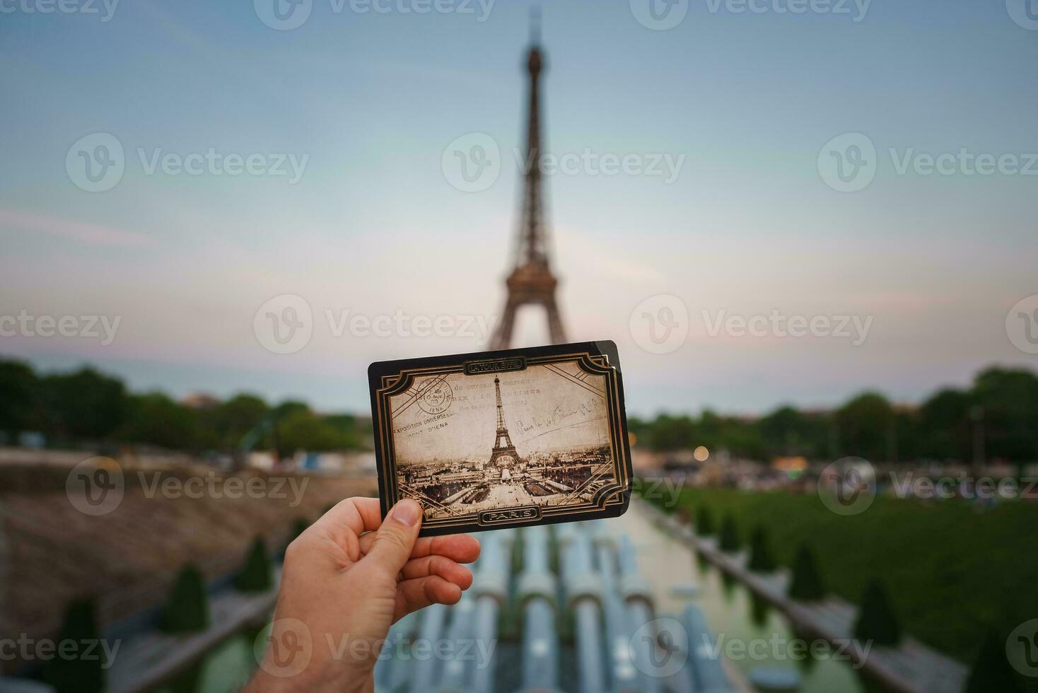 Vintage ▾ eiffel Torre foto nel mano