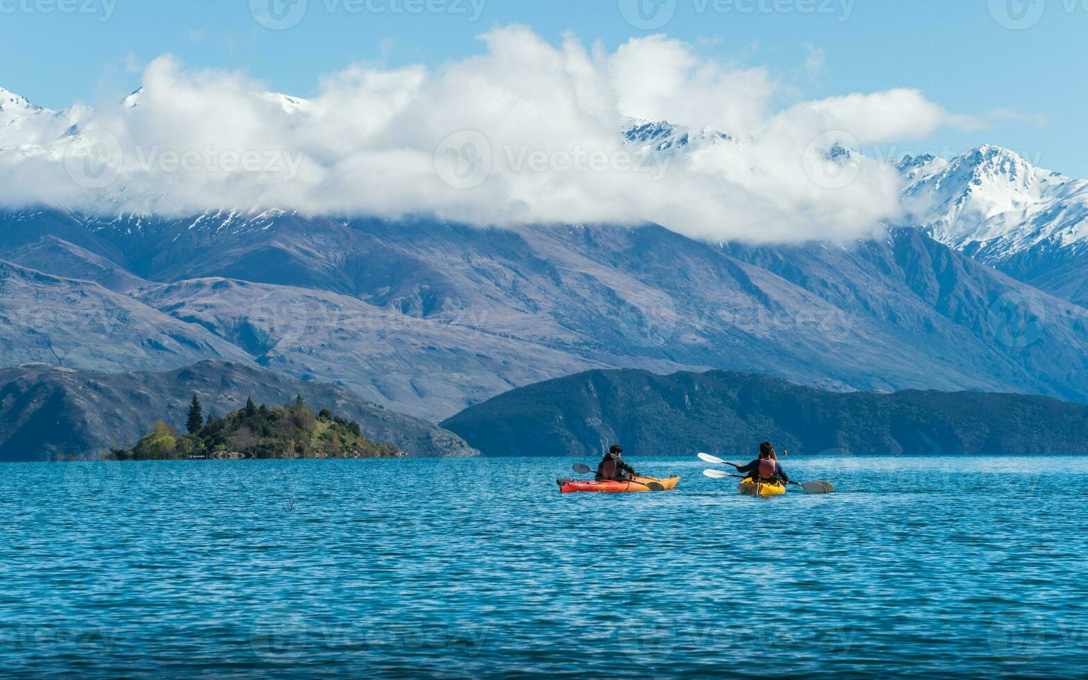 turista kayak nel lago wanaka il fouth maggiore lago nel nuovo zelanda. foto