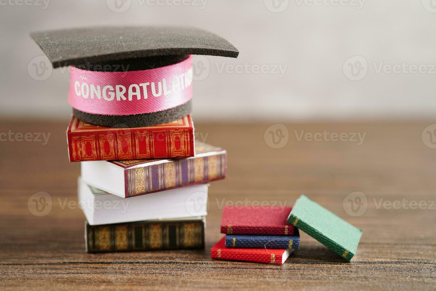 la laurea cappello su libro con copia spazio, apprendimento Università formazione scolastica concetto. foto