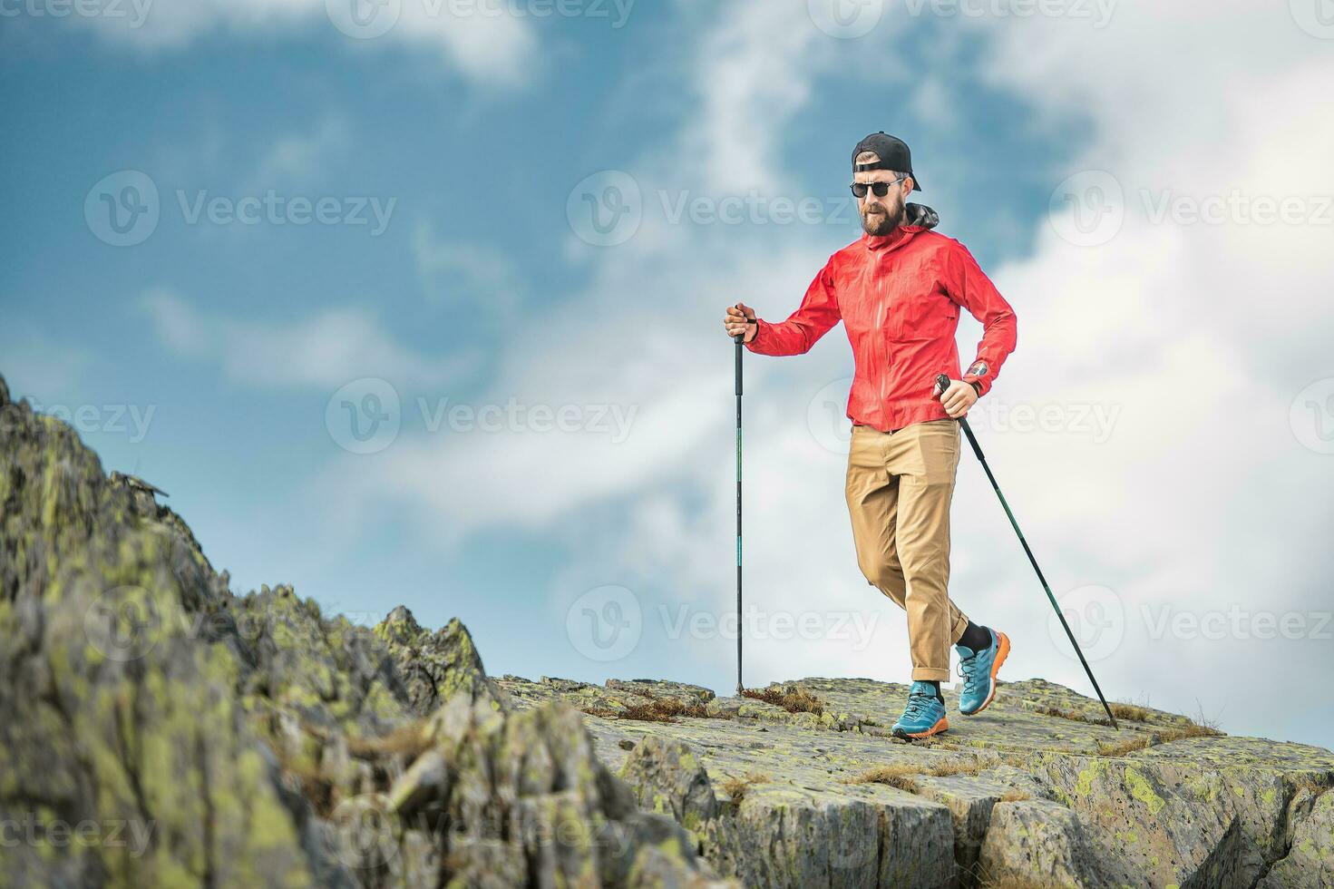 un' giovane uomo su un alpino trekking foto