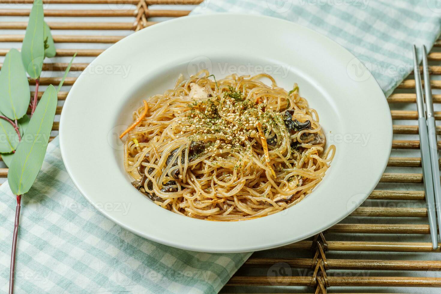 coreano cibo japchae servito su un' nero piatto foto