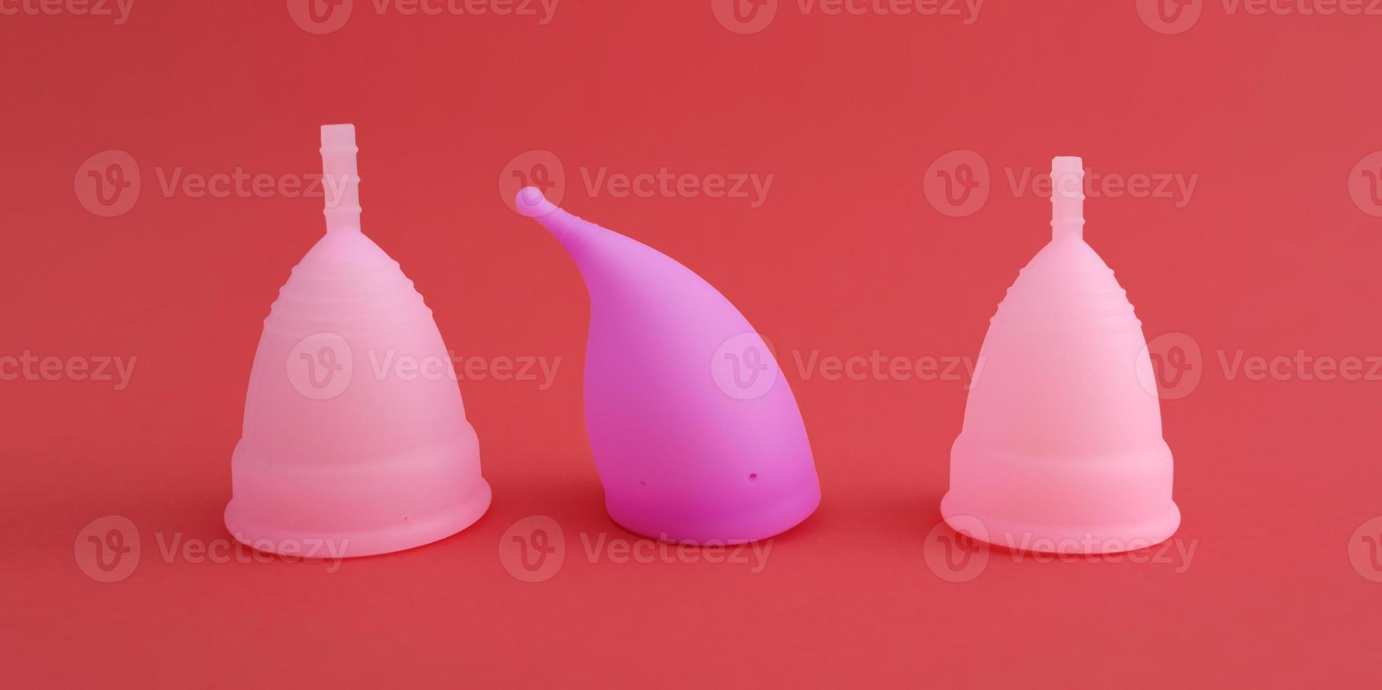 tre diverse coppette mestruali in silicone rosa riutilizzabili foto