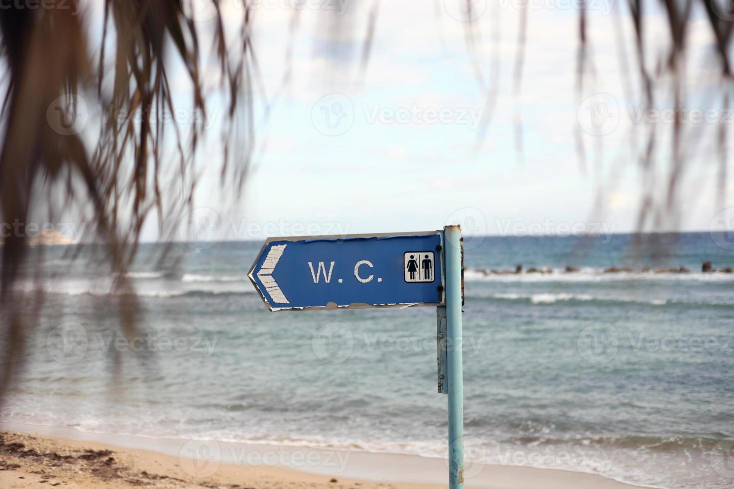 segno del water sulla spiaggia foto