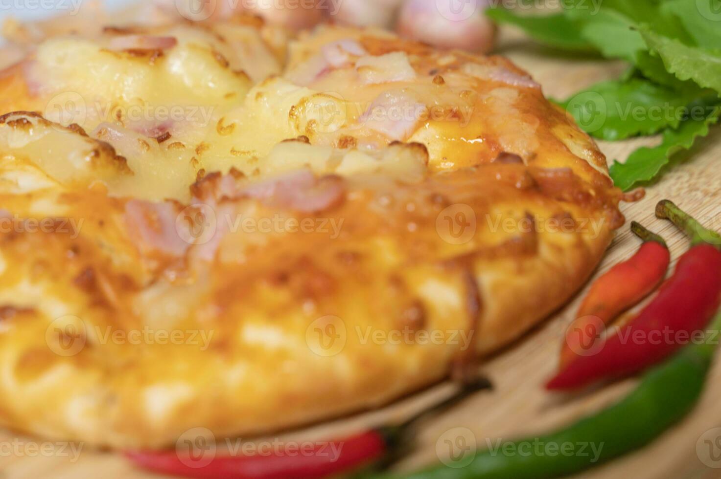 Pizza sfondo nel veloce cibo vicino su con fresco paprica, aglio, scalogno foto