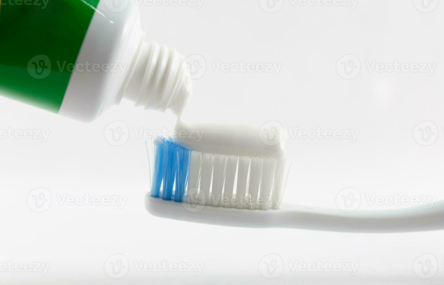 mano stampa dentifricio su dente spazzola. foto