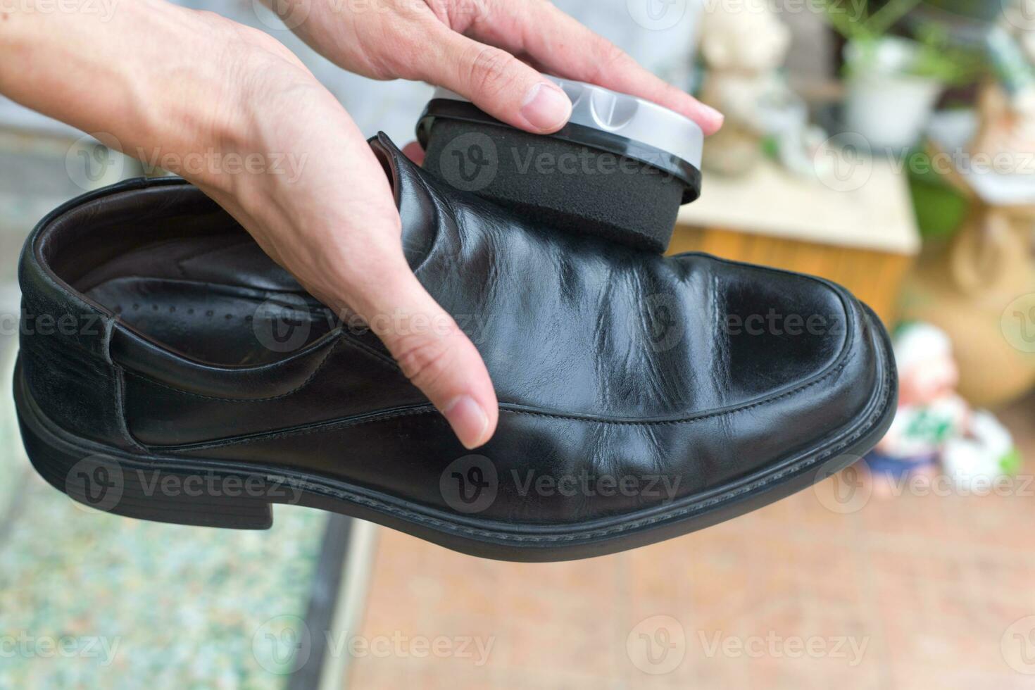 mani polacco pelle nero scarpe. foto