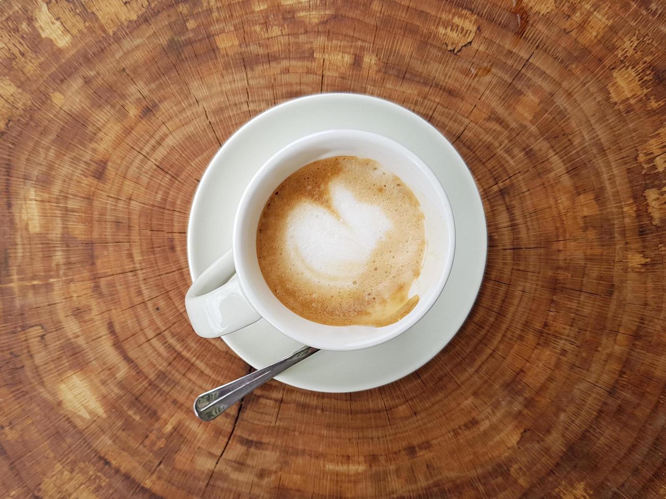 una tazza di caffè sul tavolo foto