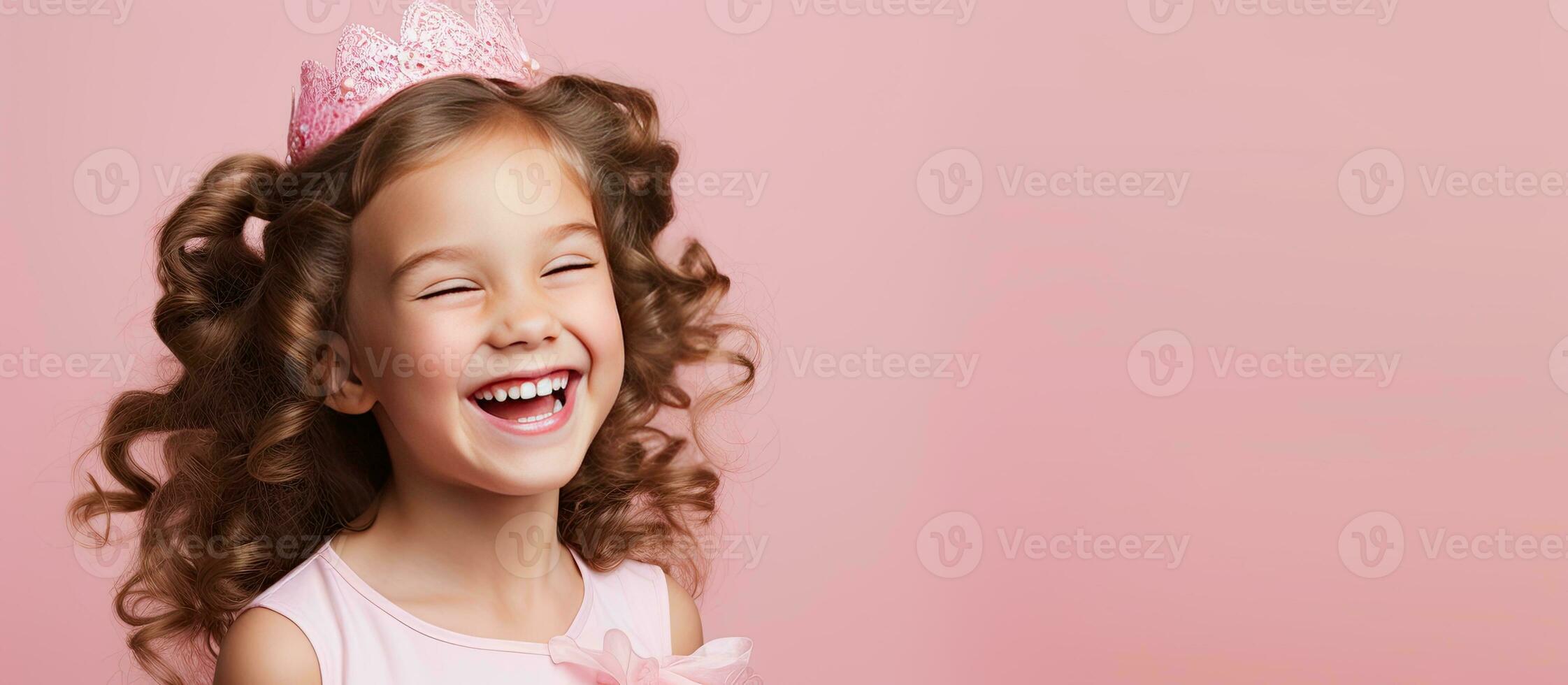 poco ragazza nel rosa Principessa vestito in posa su rosa sfondo contento compleanno concetto copia spazio foto