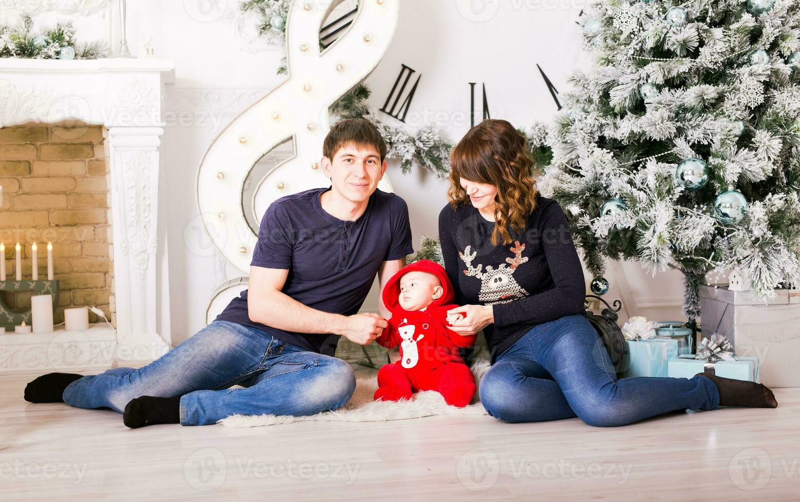 Natale famiglia ritratto nel casa vacanza vivente camera, Casa decorazione di natale albero foto