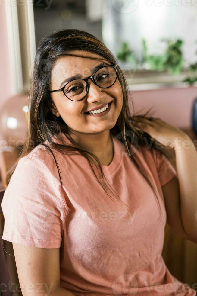 testa tiro ritratto inteligente fiducioso sorridente del Millennio indiano donna. attraente giovane indù adolescente alunno ragazza libero professionista guardare a telecamera, in posa per foto. foto
