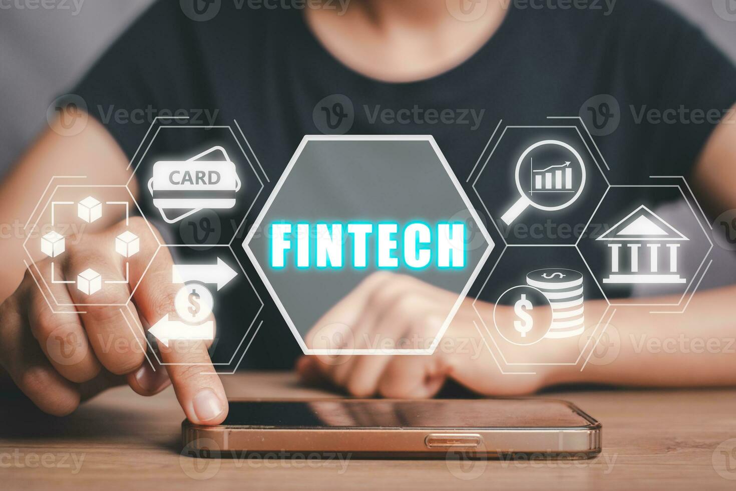 Fintech finanziario tecnologia criptovaluta investimento e digitale i soldi, attività commerciale persona utilizzando mobile Telefono su ufficio scrivania con Fintech icona su vr schermo. foto