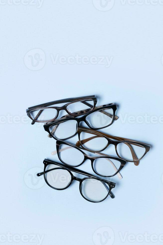 occhiali su blu sfondo con copia spazio. ottico negozio, visione test, elegante bicchieri concetto. verticale formato. foto