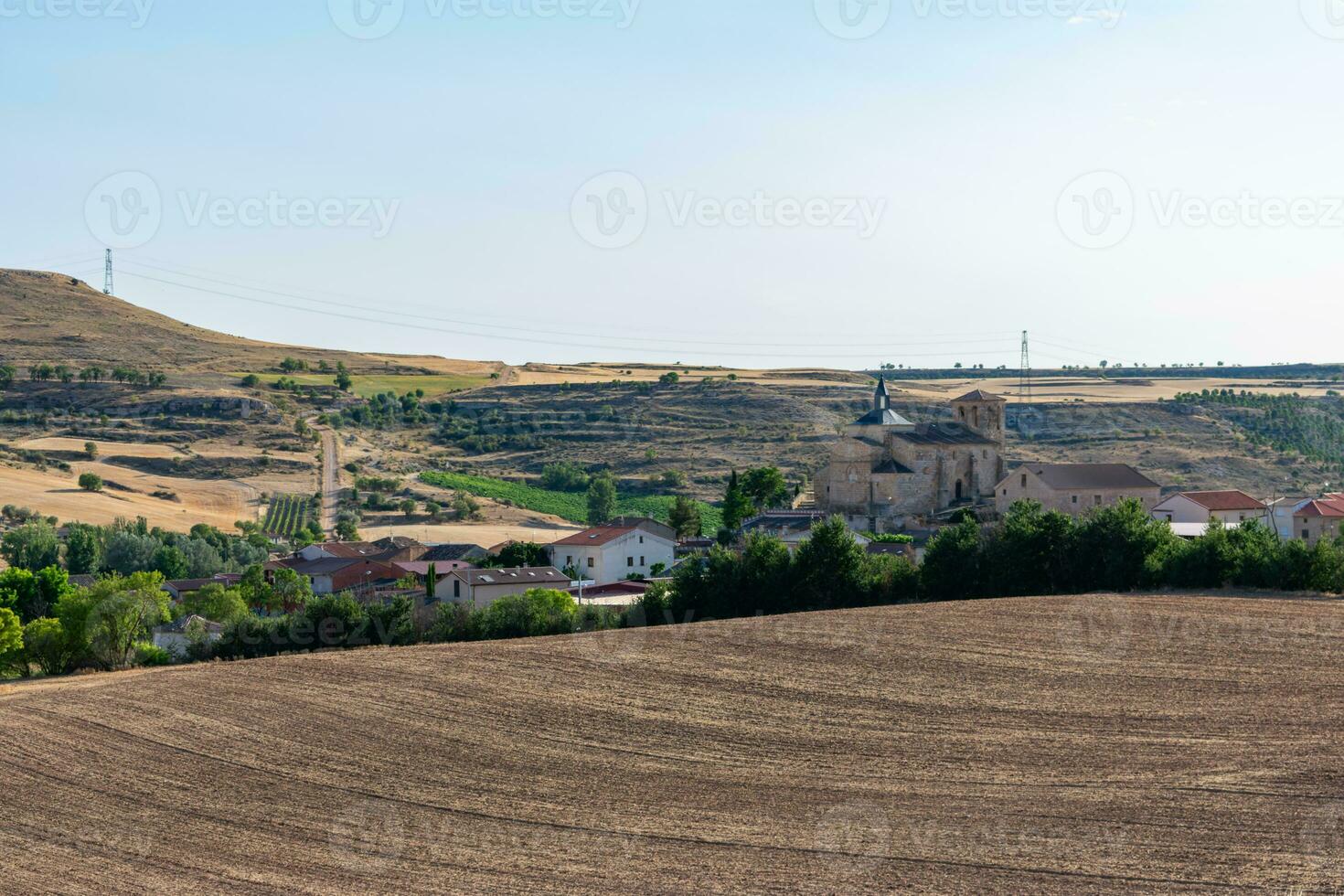 piccolo villaggio nel il campagna con blu cielo foto