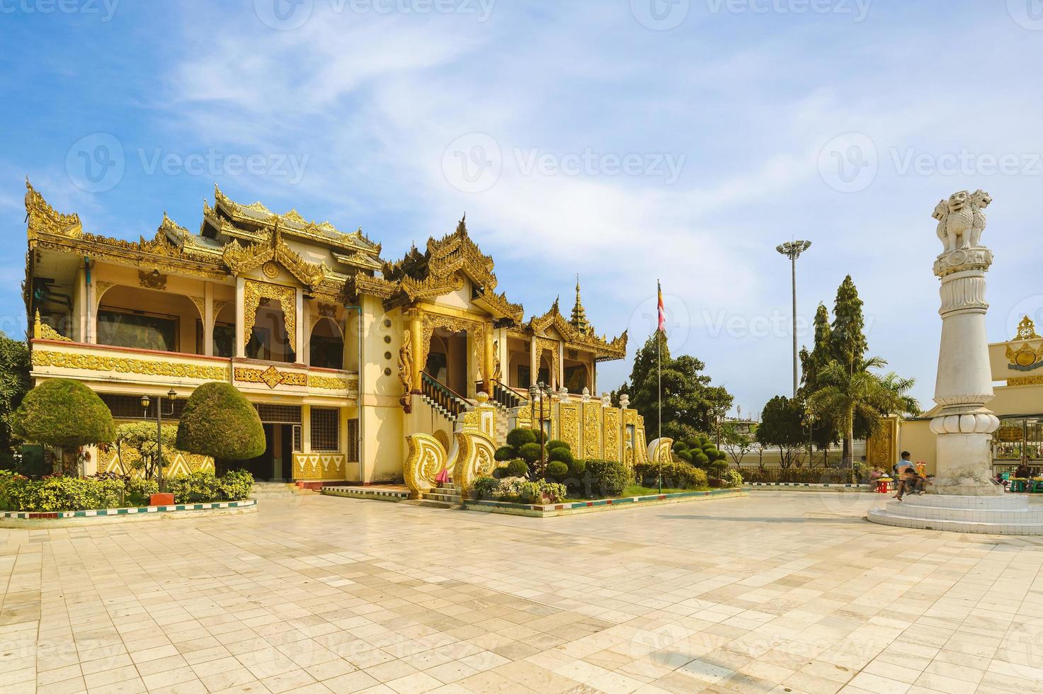 padiglione nord-est della pagoda mahamuni a mandalay, myanmar foto