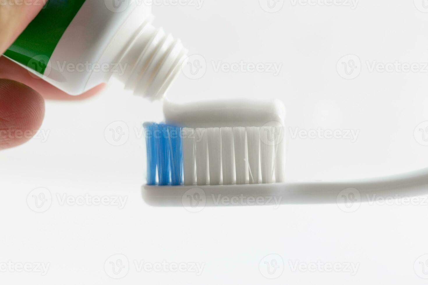 mano stampa dentifricio su dente spazzola. foto