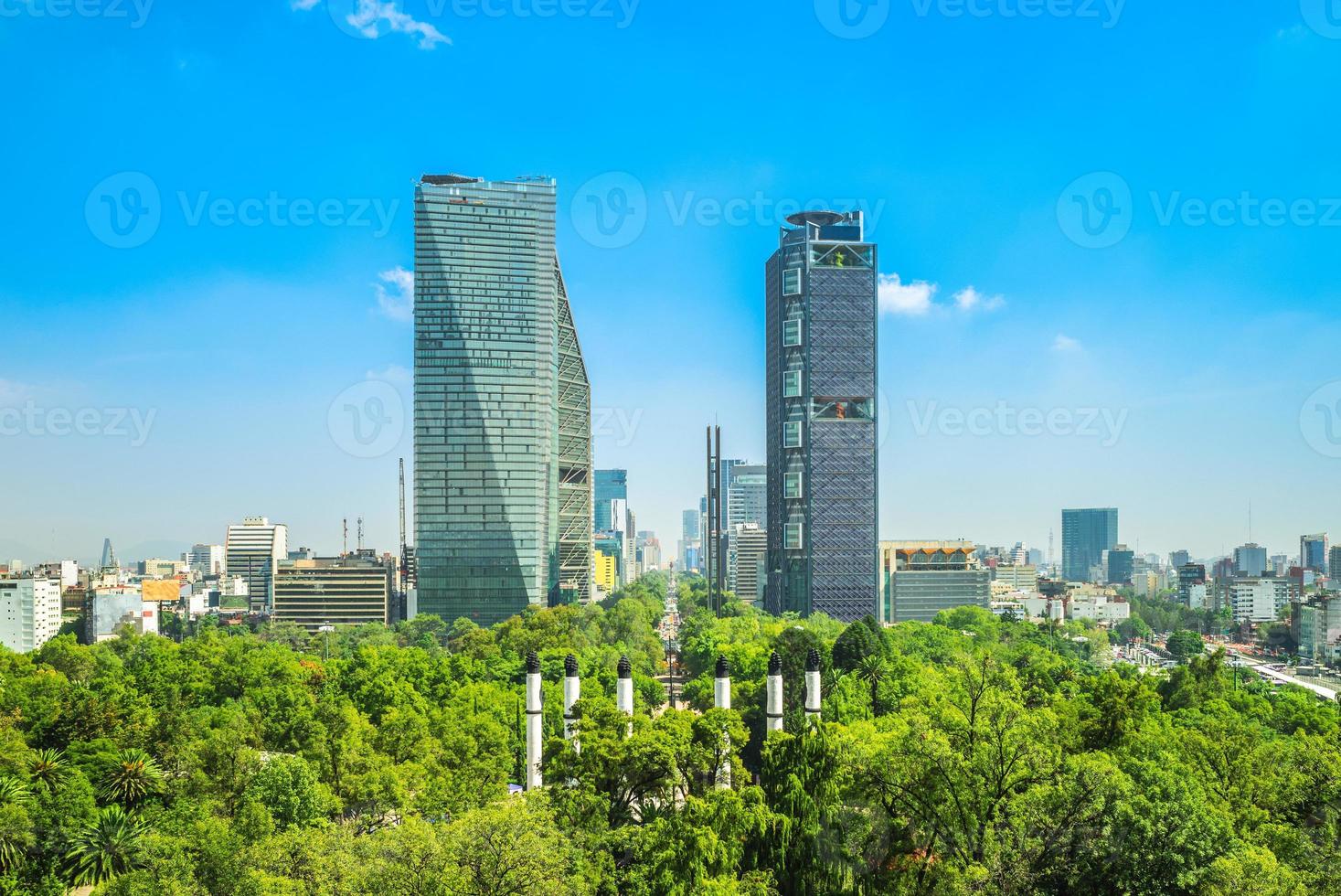 skyline di città del messico e parco chapultepec foto