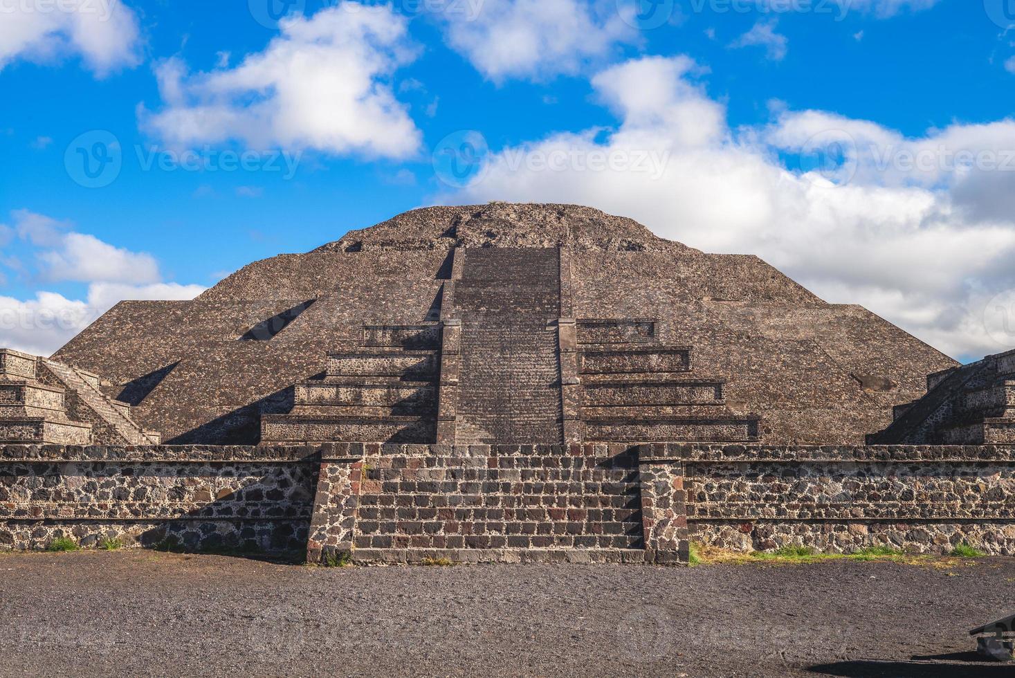 piramide della luna a teotihuacan in messico foto