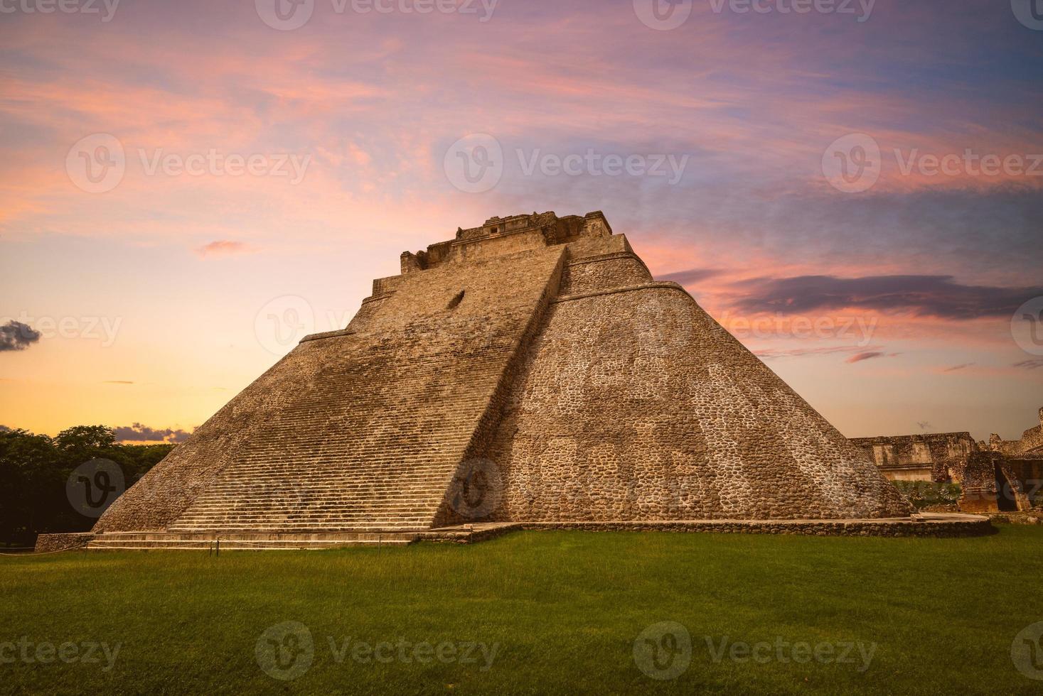 piramide del mago, uxmal situata nello yucatan in messico foto