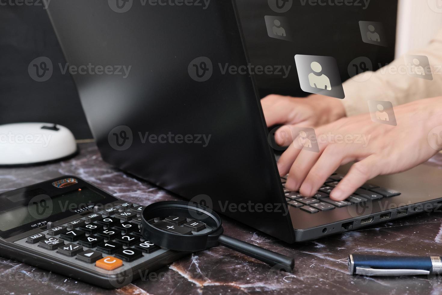 mano di uomo d'affari che lavora al computer portatile e ha lavorato a casa concetto foto