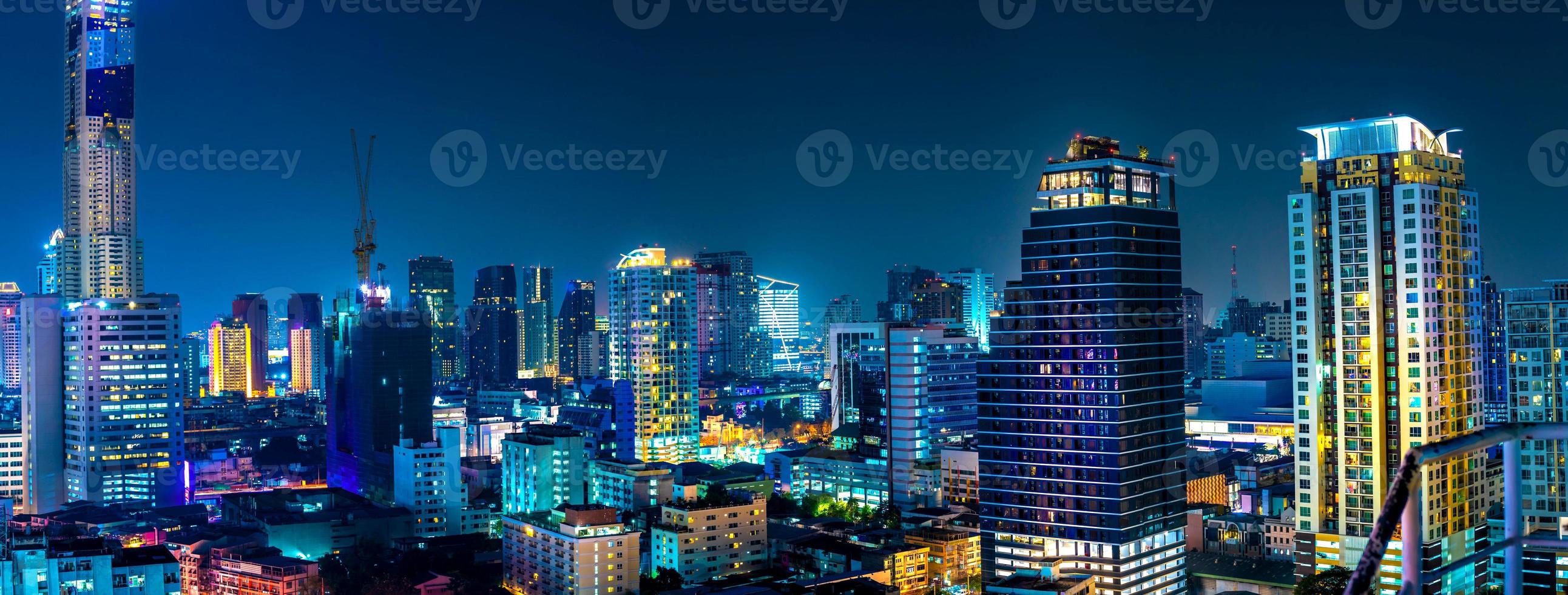 bangkok. lo skyline della capitale bangkok che brilla e i grattacieli di notte foto