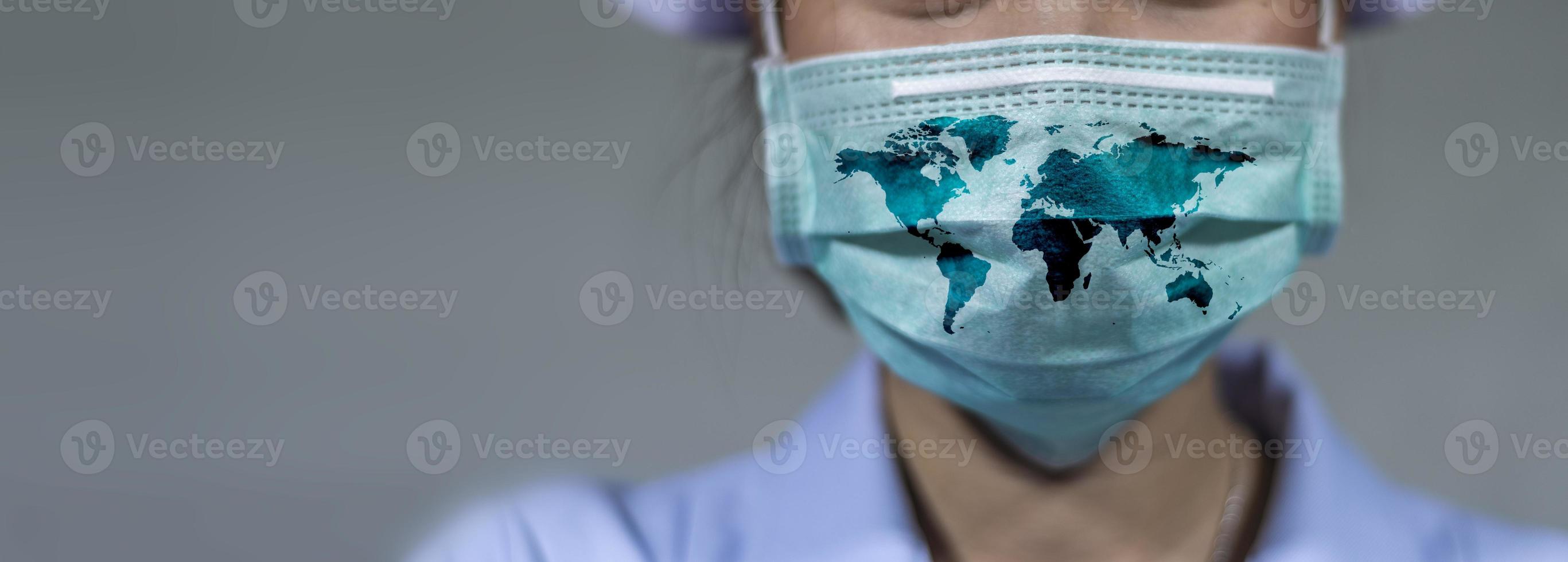 protezione antivirus covid 19 il mondo indossa una maschera per combattere il virus corona. il concetto di combattere i virus in tutto il mondo foto