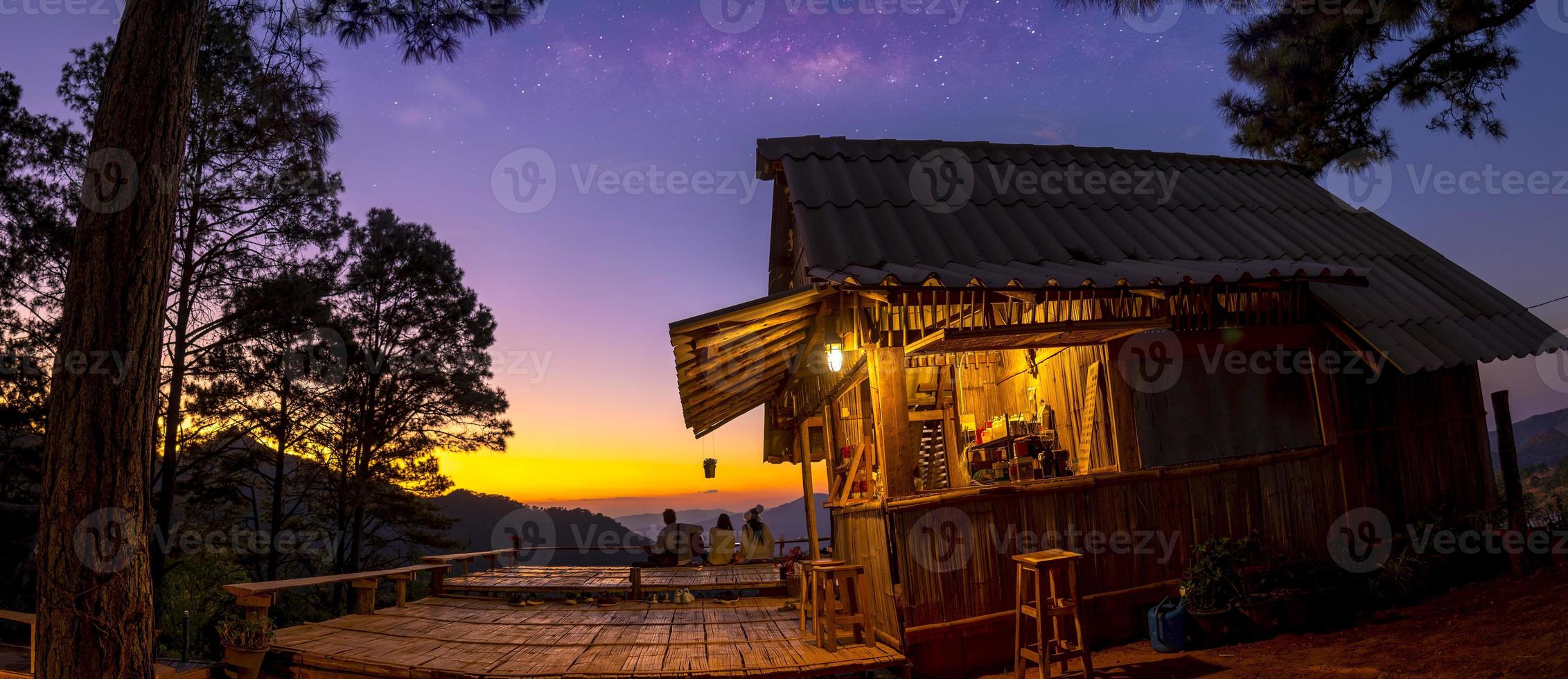 vista della nebbia mattutina e del tramonto, doi ang khang, chiang mai, thailandia - luogo per il campeggio con tende in inverno foto