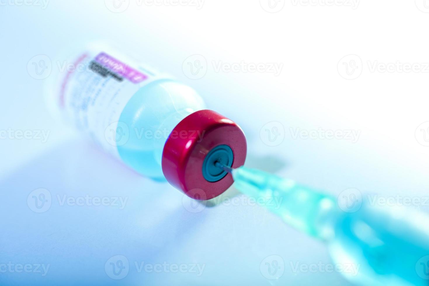 vaccino contro il coronavirus vaccinazione contro il coronavirus con fiala di vaccino e strumento di iniezione della siringa per il trattamento della vaccinazione. su un bellissimo sfondo foto