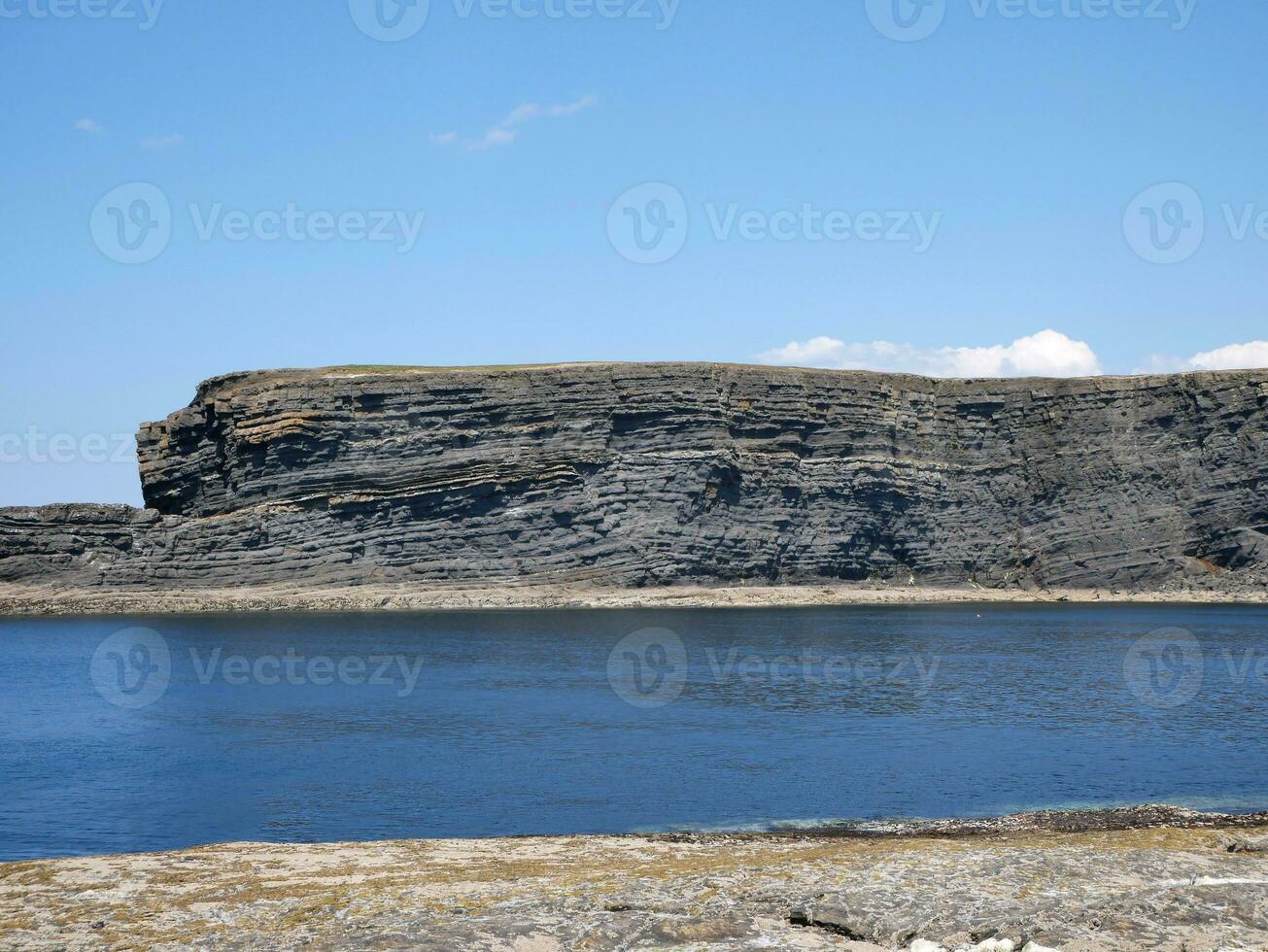 scogliere e atlantico oceano, rocce e laguna, bellezza nel natura. estate vacanza viaggio sfondo foto