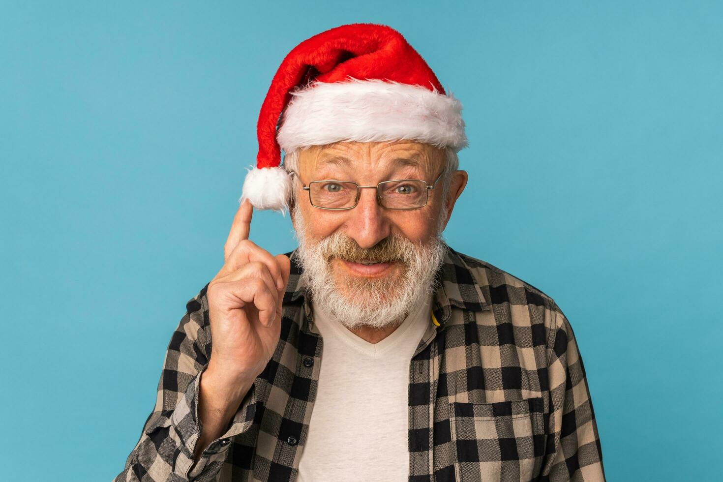 ritratto di contento emozioni Santa Claus eccitato guardare a telecamera su blu sfondo foto