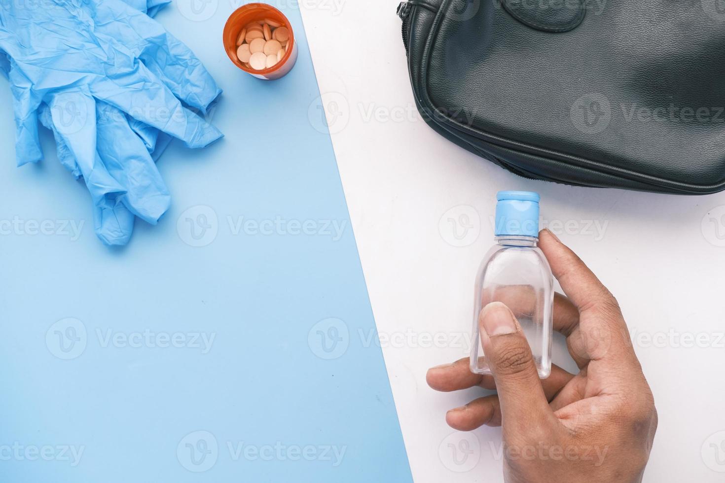 bottiglia di liquido disinfettante della tenuta della mano dell'uomo su fondo di colore foto