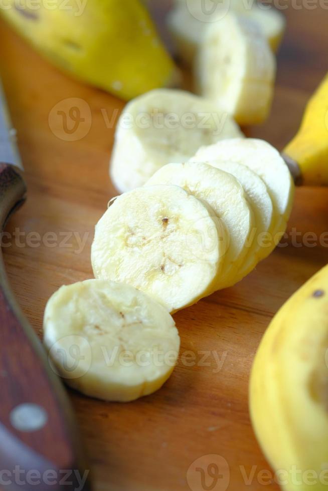 fetta di banana banana sul tagliere sul tavolo. foto