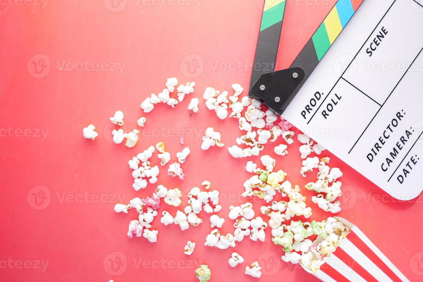 ciak film e popcorn su sfondo rosso foto