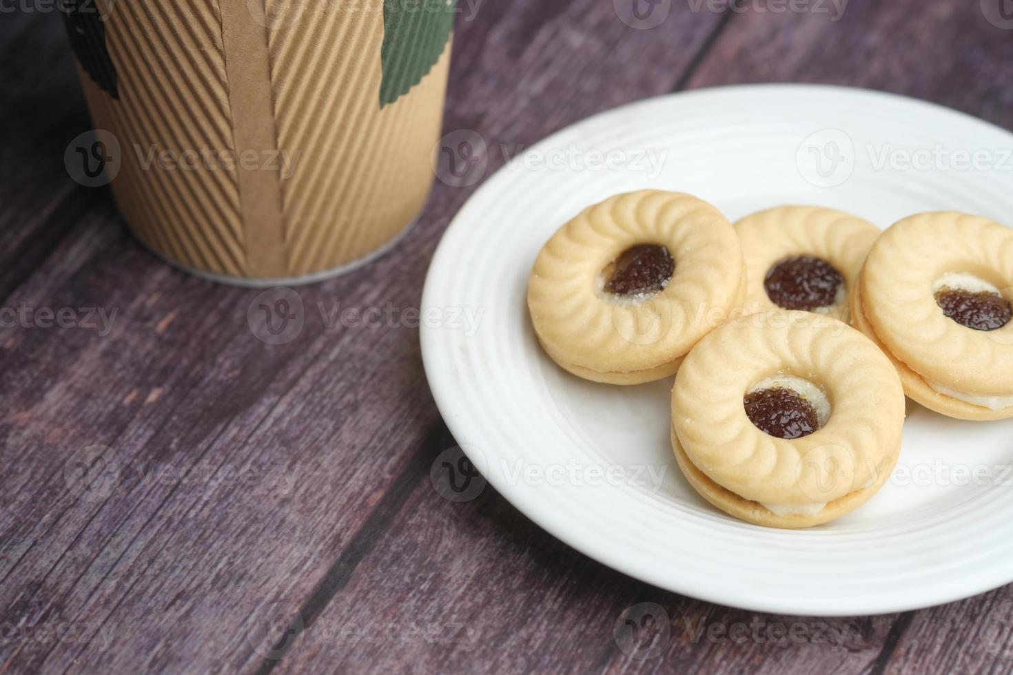 primo piano di biscotti alla ciliegia e caffè sul tavolo foto