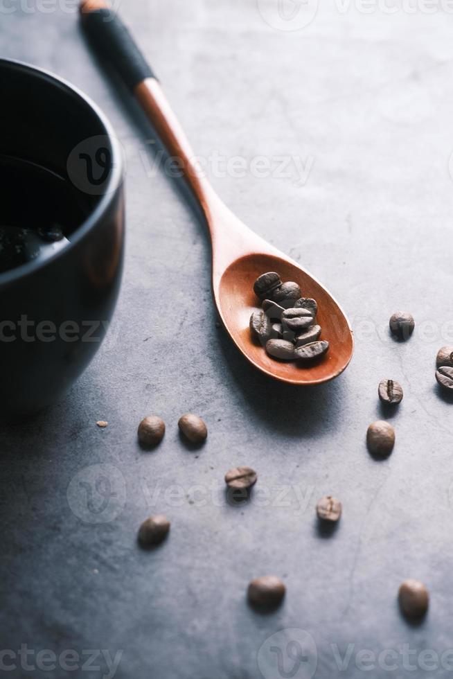 vista dall'alto di chicchi di caffè freschi su sfondo nero con spazio di copia. foto