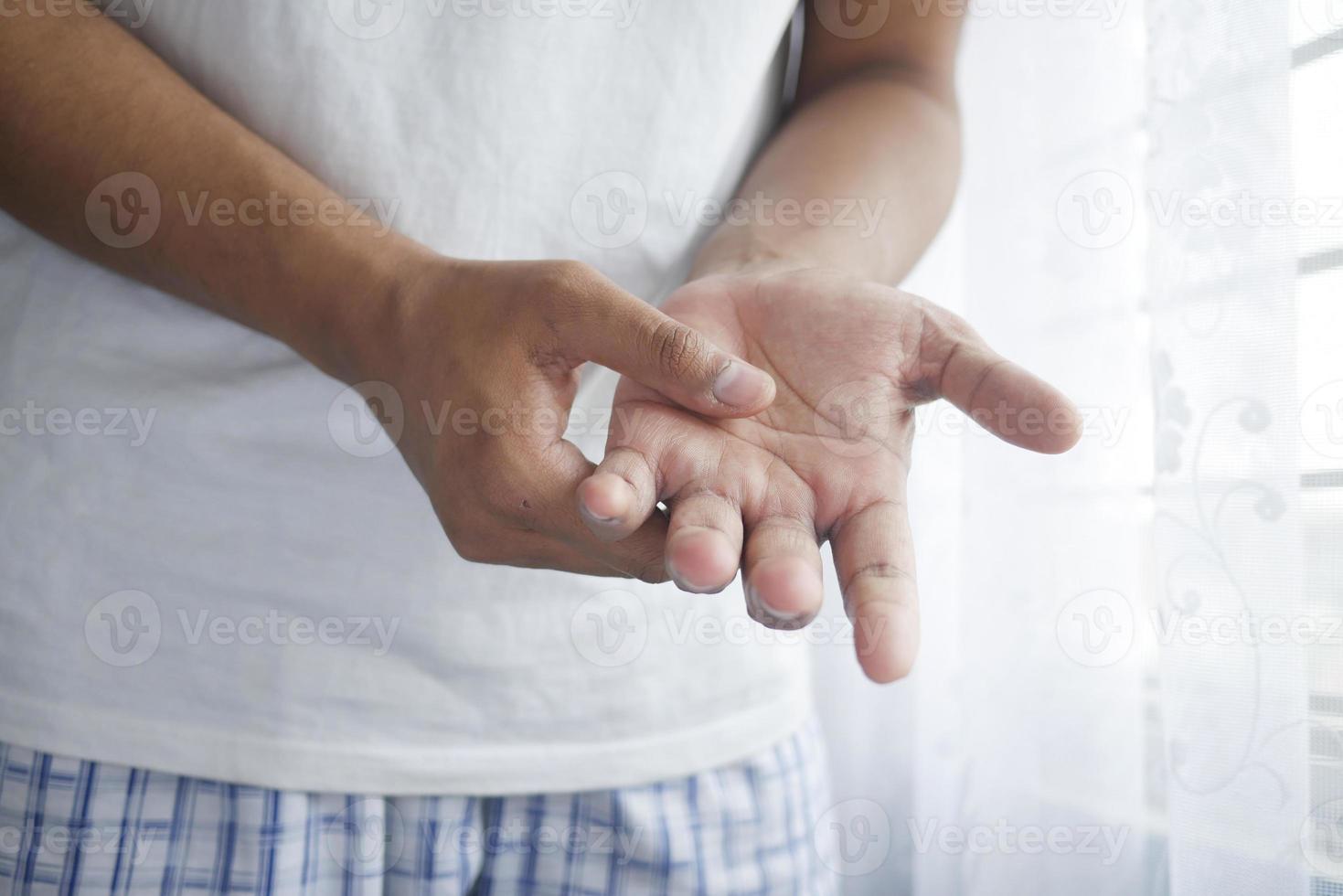 uomo che soffre di dolore nel palmo della mano indoor foto