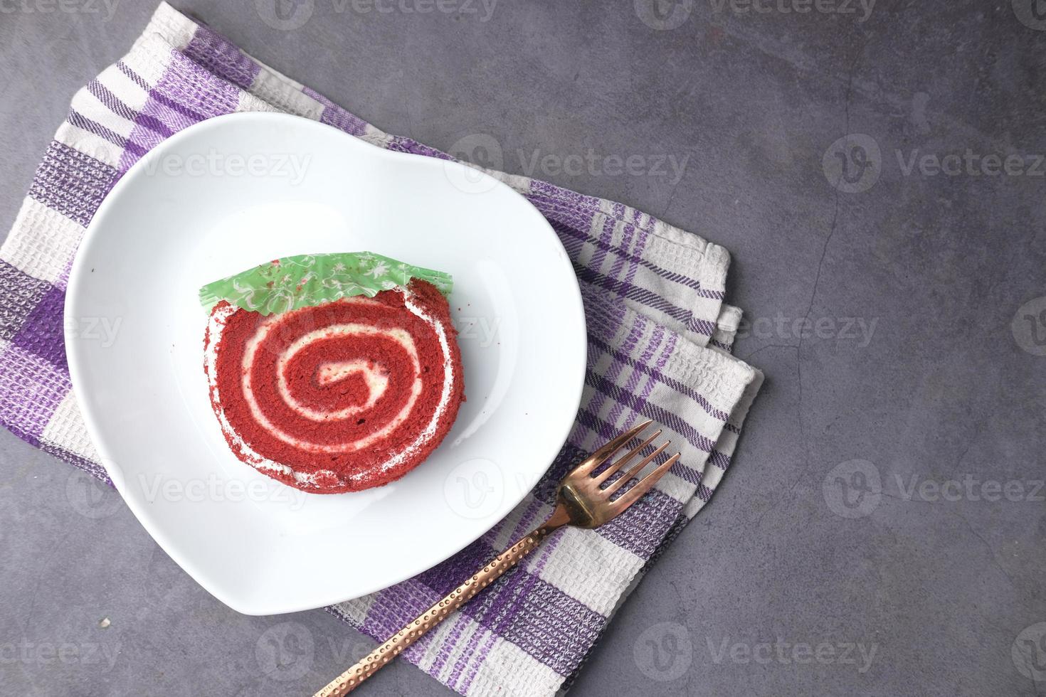 torta di velluto rosso sul piatto su sfondo nero foto