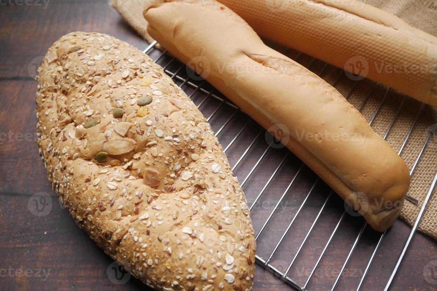 primo piano di pane integrale di grano cotto sul tavolo foto