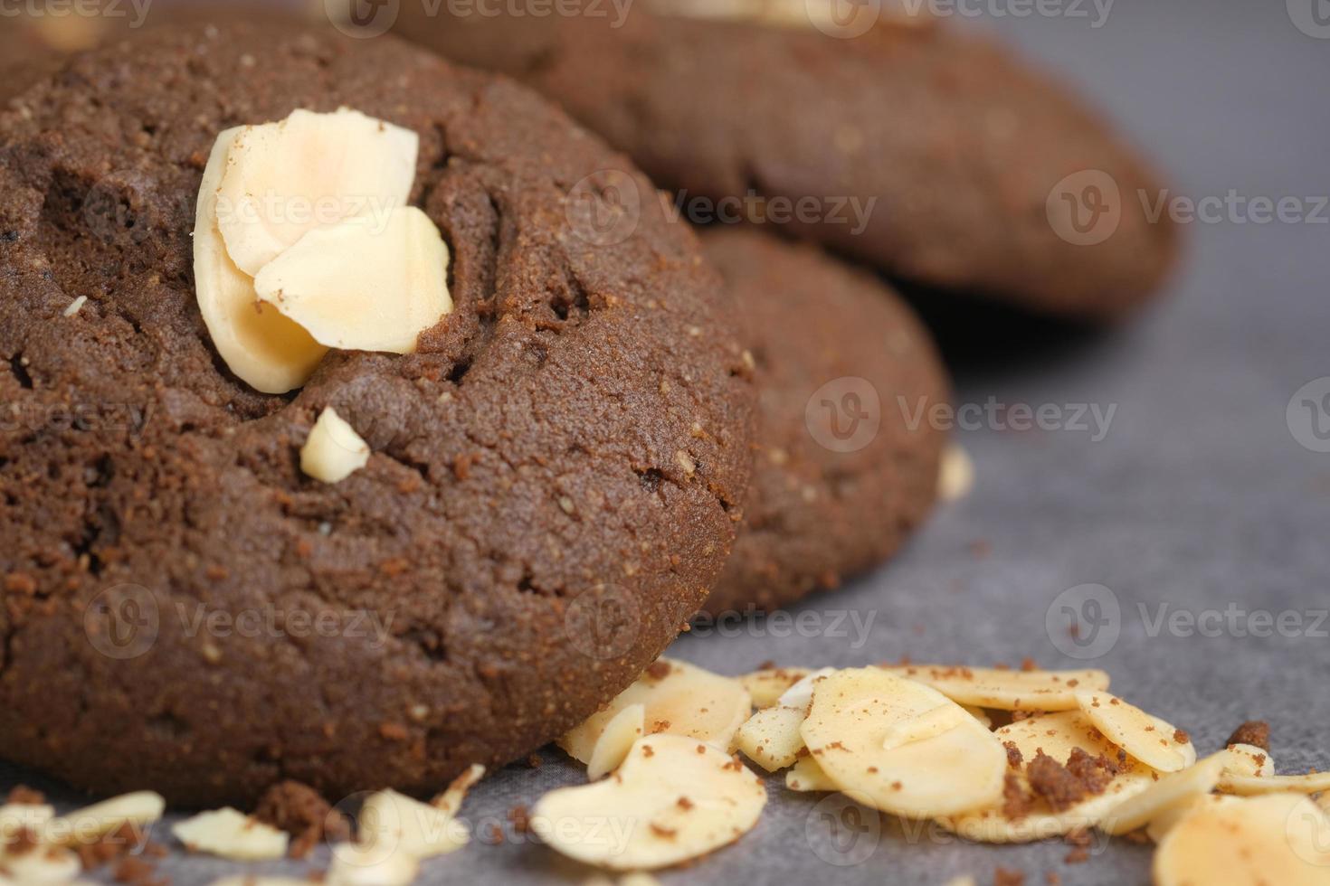 biscotti al cioccolato con mandorle e noci sul tavolo di legno wooden foto