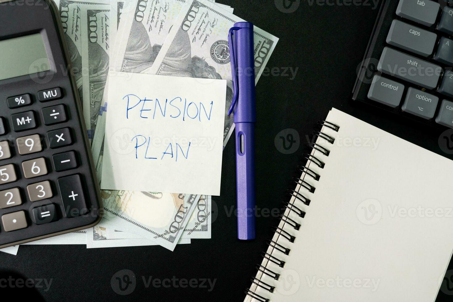carta Nota con testo scritto pensione Piano. investimenti concetto. pensione Piano. la pensione concetto. pensione calcolo concetto. foto