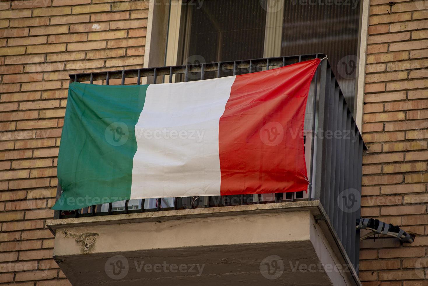 bandiera italiana appesa a una finestra foto