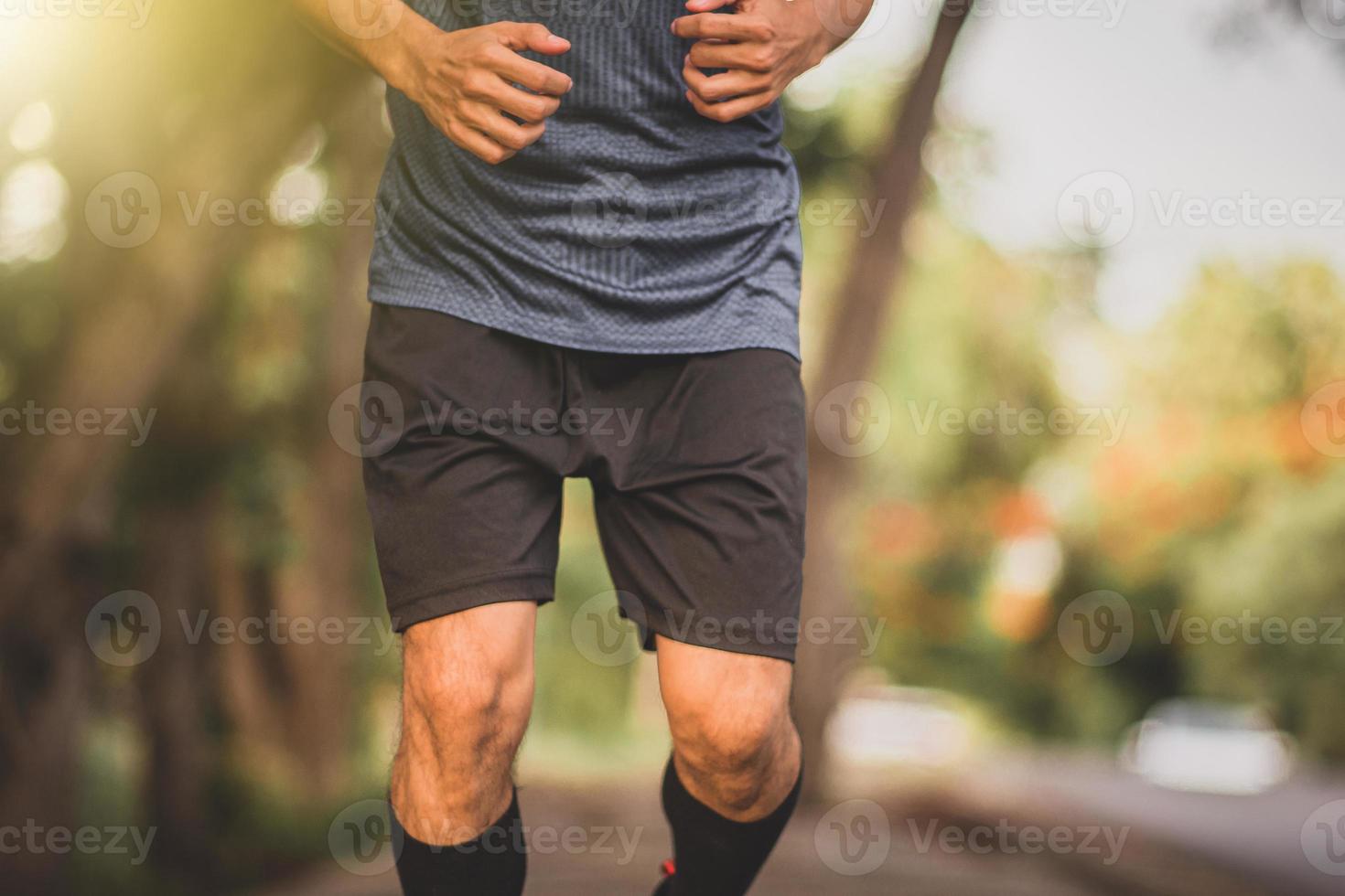 primo piano uomo al ginocchio che corre esercizio sportivo, uomo che corre foto