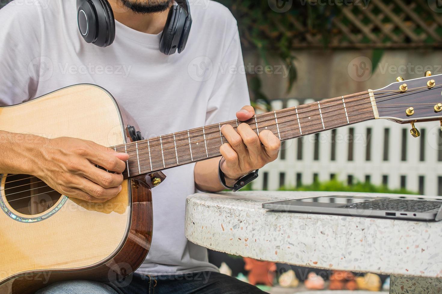 ragazzo che suona la chitarra a casa foto