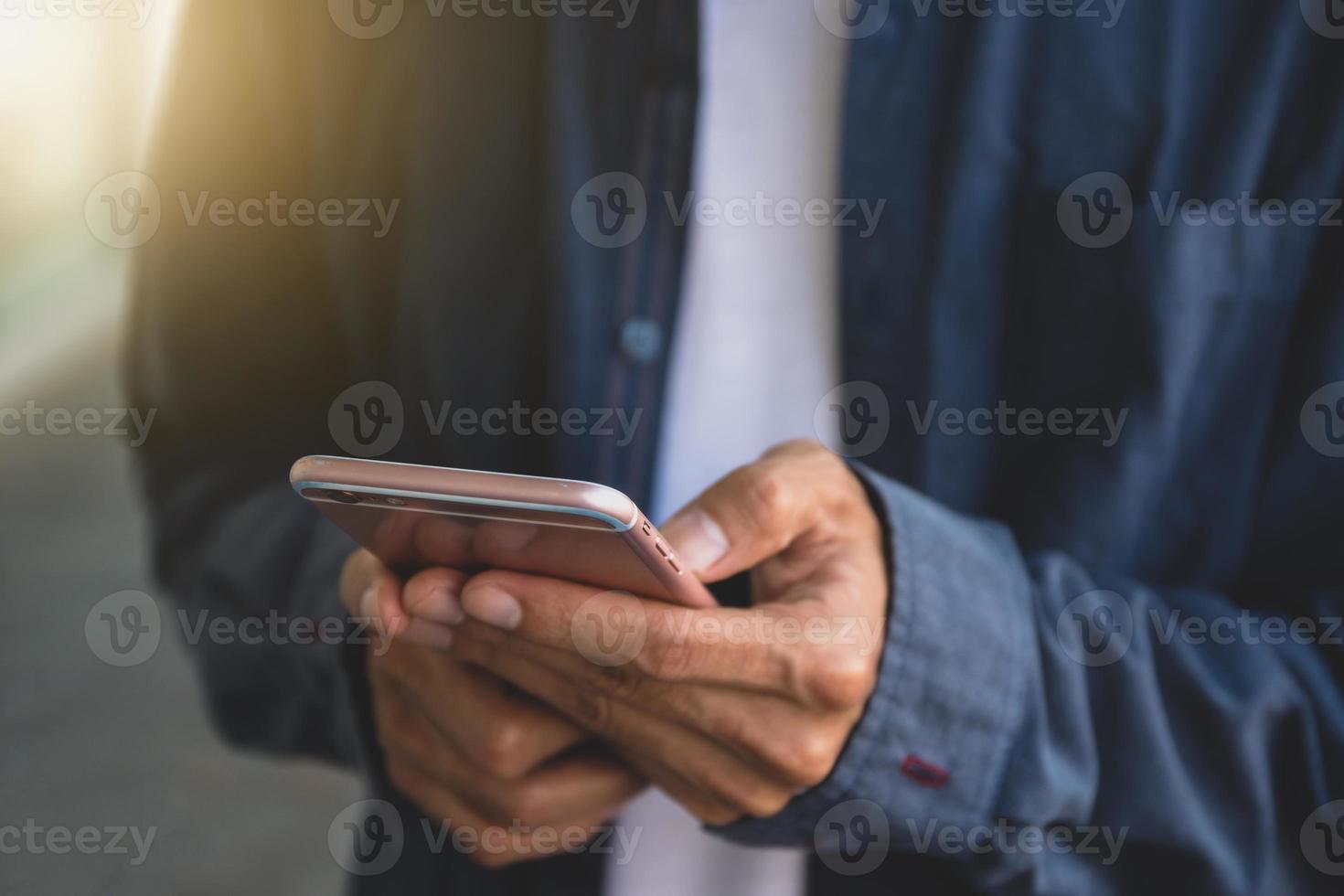 uomo che utilizza la tecnologia dello smartphone. uomo d'affari che tiene il telefono cellulare foto