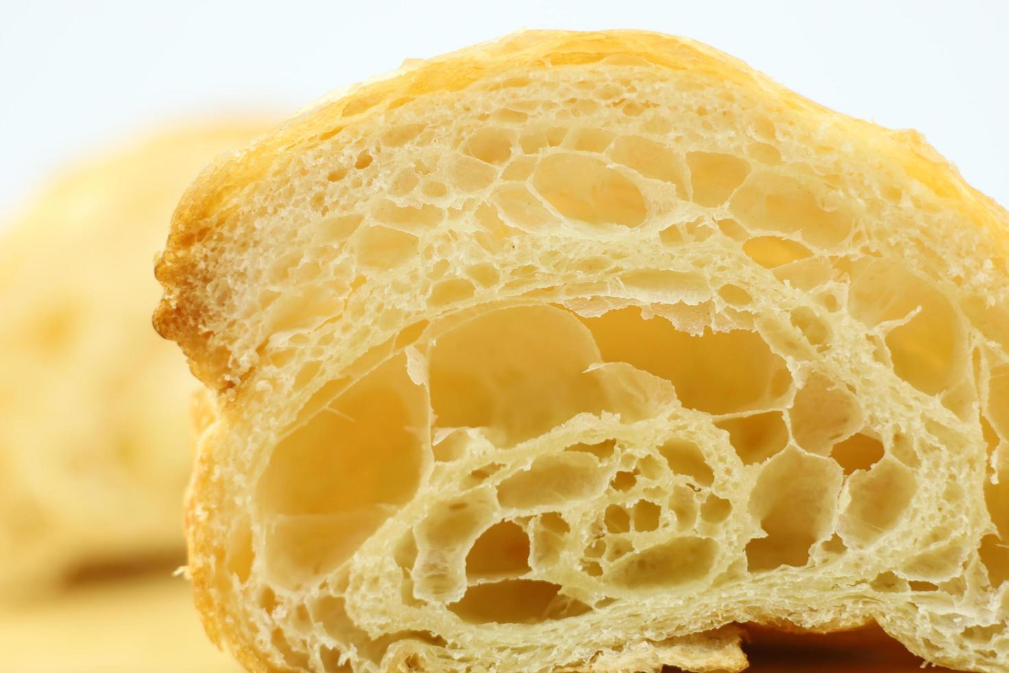 croissant semplice su sfondo bianco foto