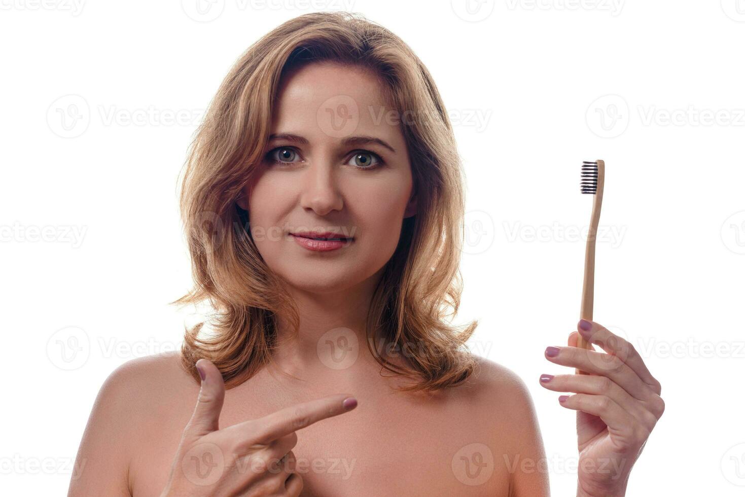 dentale cura, orale igiene e persone concetto - ritratto di contento sorridente donna Tenere di legno spazzolino al di sopra di bianca sfondo foto