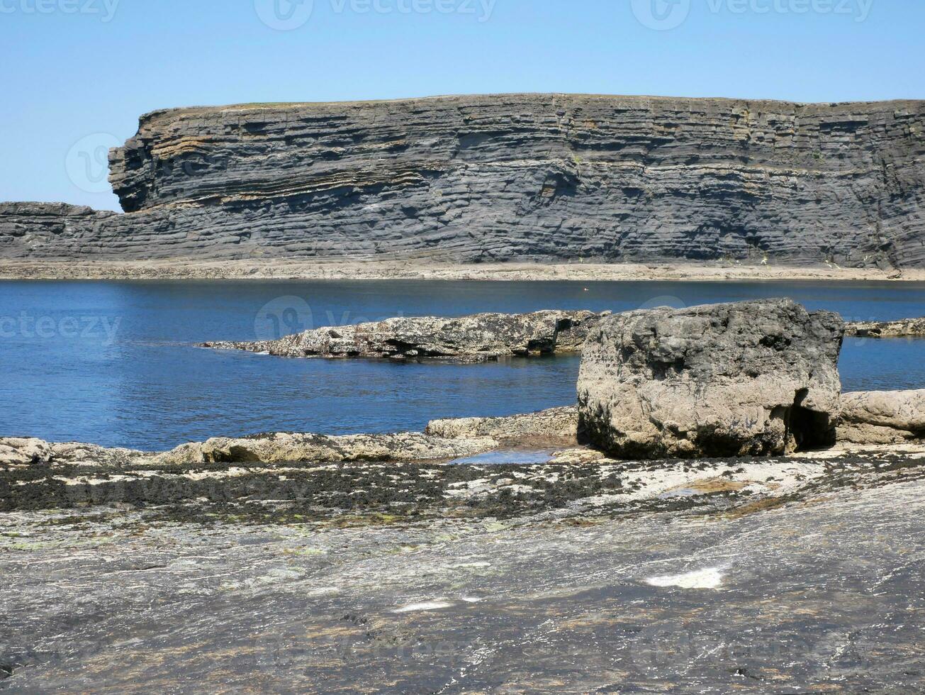 scogliere e atlantico oceano, nuvole, rocce e laguna, bellezza nel natura. vacanza viaggio rilassamento sfondo foto